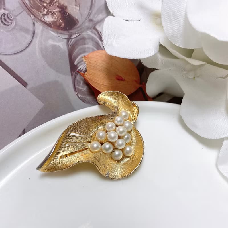 【西洋古董飾品】葉脈捲曲果實珍珠感柔美掐絲沙金 質感別針胸針