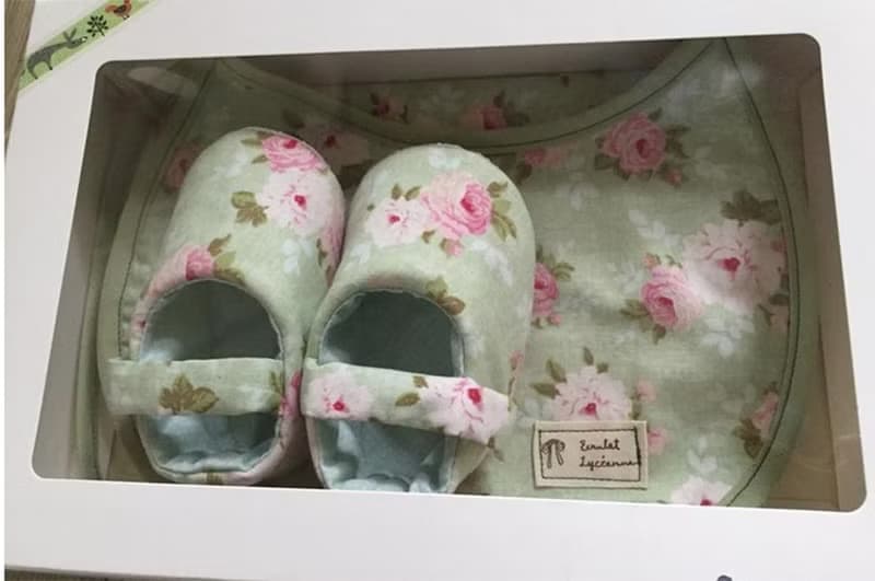 粉綠北歐玫瑰 彌月禮盒兩件組 (嬰兒鞋+圍兜)