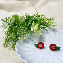 手作刺繡//簡約風山茶花耳環//可改夾式