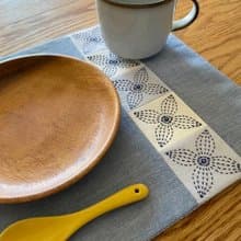 刺し子ランチョンマット　花柄　ネイビー　刺繍　パッチワーク　テーブル用品　洗える　リバーシブル　ギンガムチェック　水色　プレゼント　誕生日　クリスマス