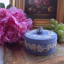 英國骨瓷Wedgwood jasper 藍色碧玉浮雕葡萄藤大型珠寶盒,飾品盒