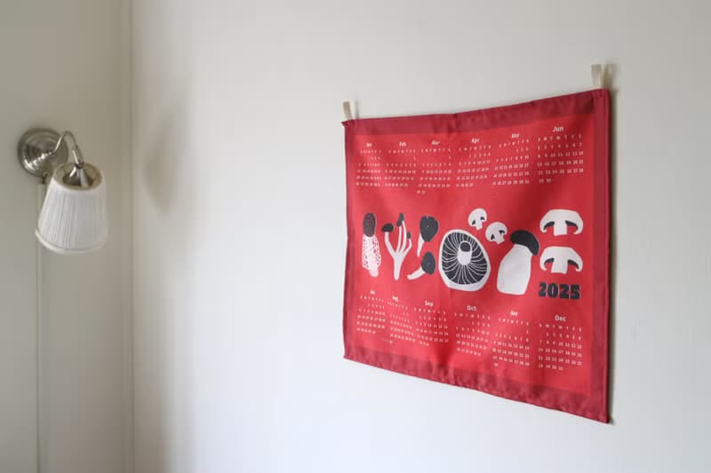 【限量】菇菇家族掛曆 2025布年曆 紅色