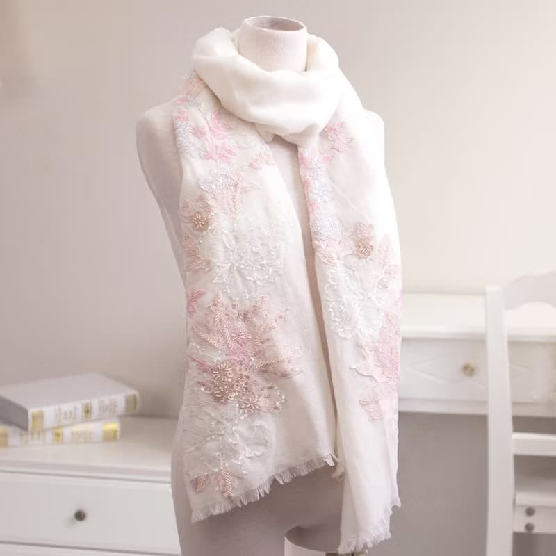 【輕奢】Gaea高級手工訂珠刺繡純羊絨Cashmere圍巾-奶油白