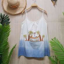 可愛的手工刺繡襯衫、棉織物、吊床上的狐狸、海灘、大海