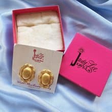 Judy Lee金色弧面刻紋纍絲邊框夾式耳環/美國西洋古董飾品