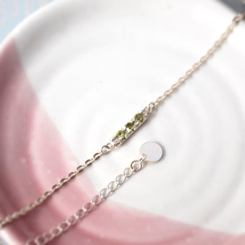 簡約淡綠三顆刻面橄欖石配925銀手鏈 // 八月份生日石