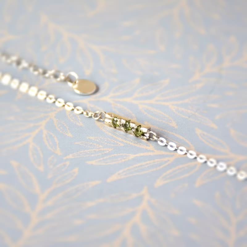 簡約淡綠三顆刻面橄欖石配925銀手鏈 // 八月份生日石