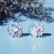 水晶とオパールによる宝石のお花のサージカルステンレスピアス　ヒナギク
