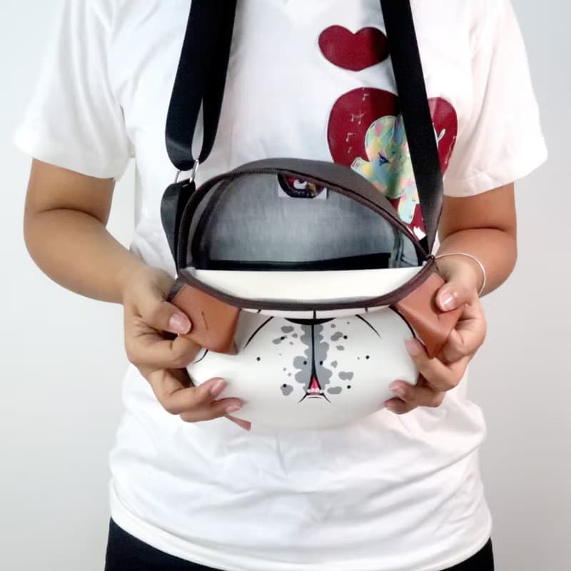 English bulldog crossbody bag  is compact fro carrying mobile phones.