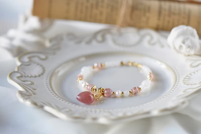 憧憬。草莓晶 淡水珍珠 月亮石 14K包金 天然石 水晶手鍊