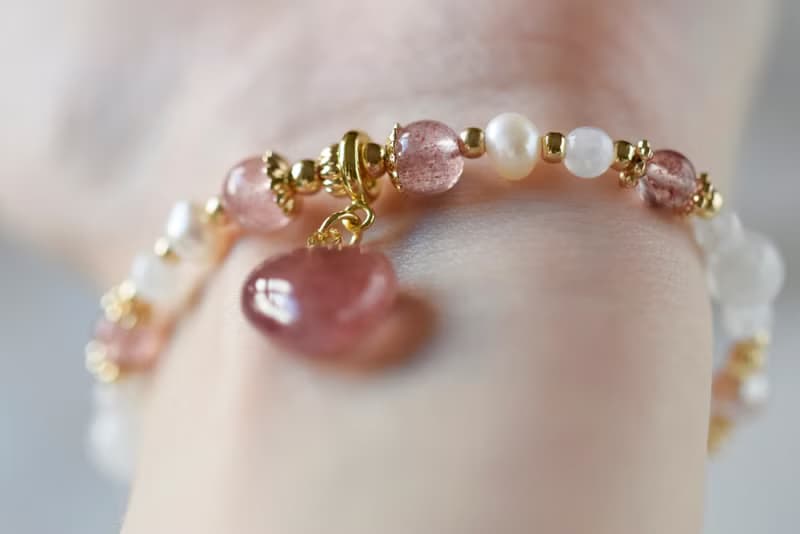 憧憬。草莓晶 淡水珍珠 月亮石 14K包金 天然石 水晶手鍊