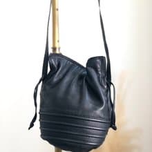 【 日本直送　名牌中古包 】LOEWE ロエベ ショルダーバッグ ブラック ロゴ レザー 巾着 vintage ヴィンテージ オールド zu2rww
