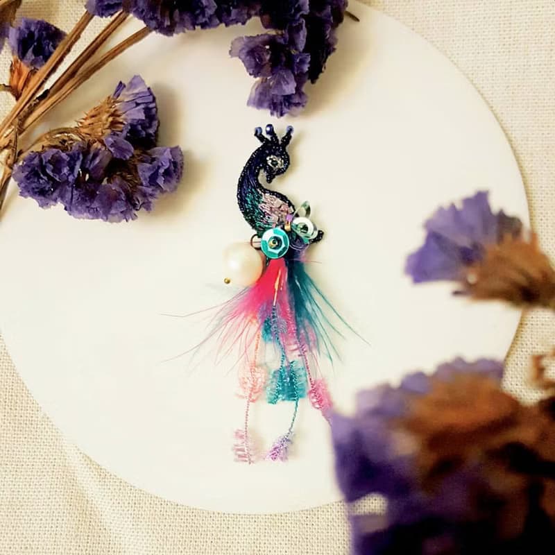 後樂園【飛鳥系列】孔雀 - 刺繡耳環