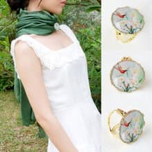 晚宴披肩 | 輕柔橄欖綠亞麻圍巾配水仙花絲巾扣禮盒