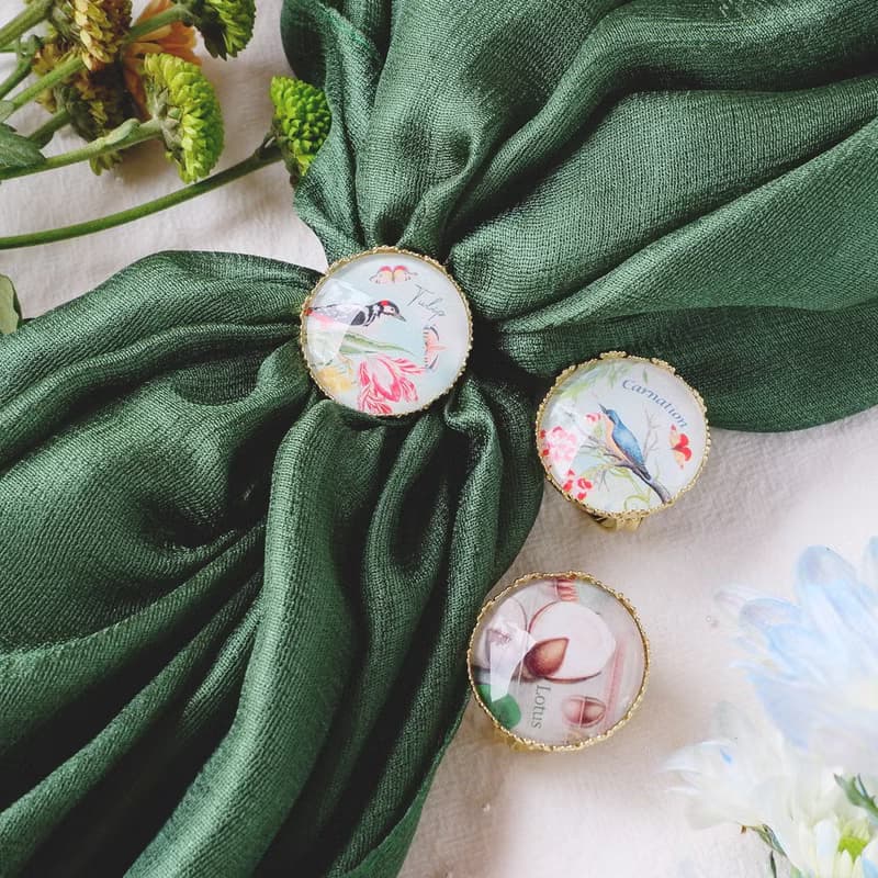 晚宴披肩 | 輕柔橄欖綠亞麻圍巾配水仙花絲巾扣禮盒