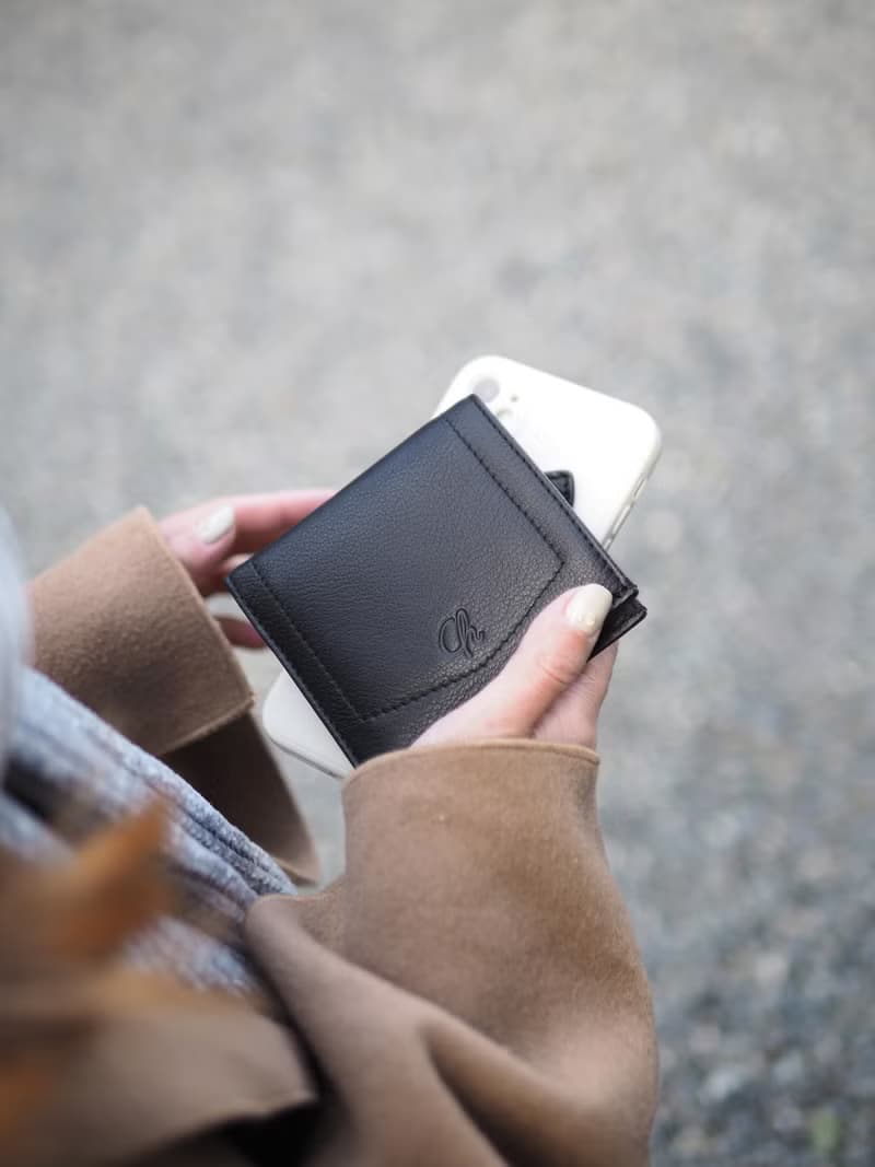 Hannah (Black) : Small leather short wallet, folded wallet, Mini wallet