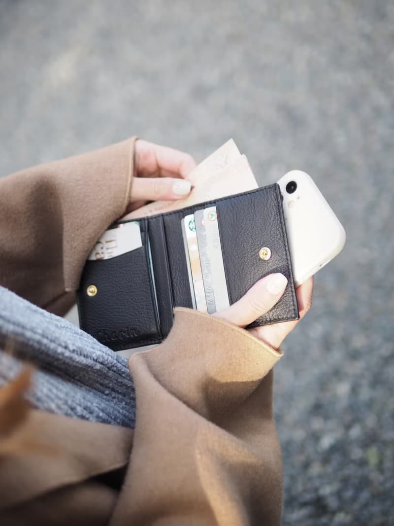 Hannah (Black) : Small leather short wallet, folded wallet, Mini wallet