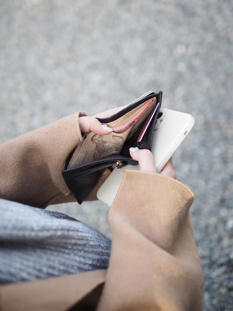 Hannah (Black) : Small leather short wallet, folded wallet, Mini wallet