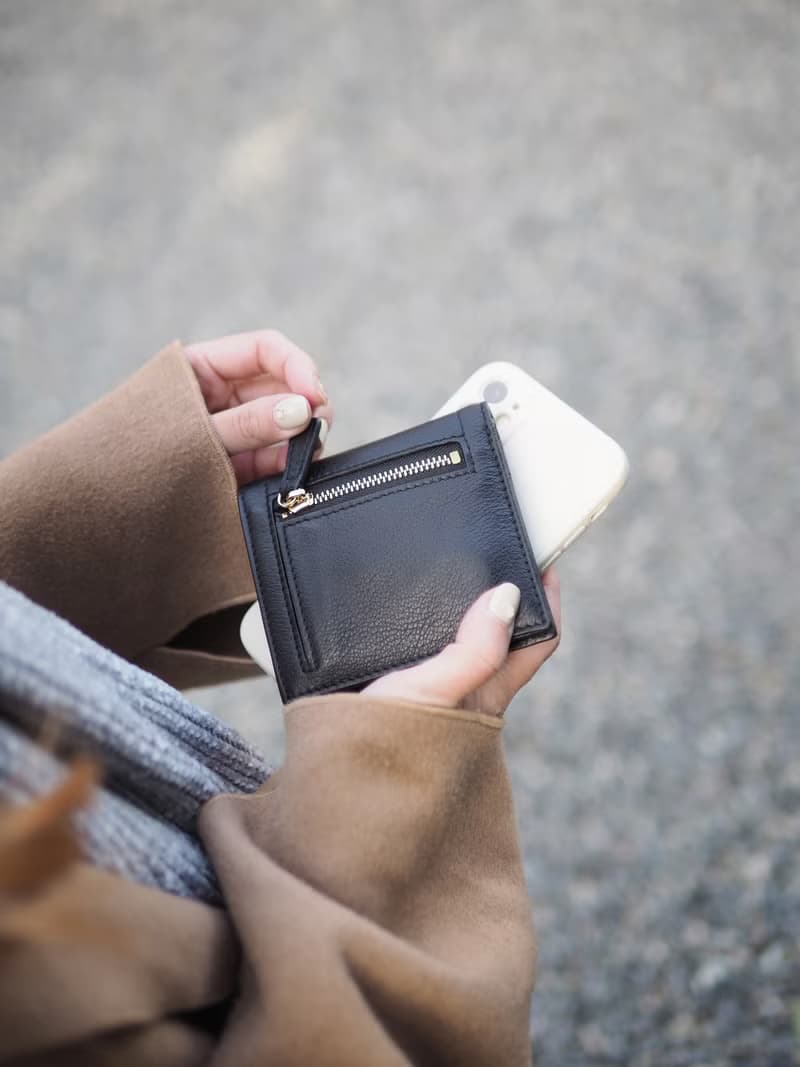 Hannah (Black) : Small leather short wallet, folded wallet, Mini wallet