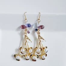 パール付き花束チャームとぷっくりしずくビーズが素敵な大ぶりピアス パープル ギフト 目立つデザイン お洒落 アレルギー対応ピアスまたはイヤリングに変更可能