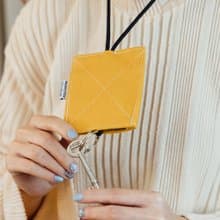 JUNIOR KEY HOLDER : MUSTARD