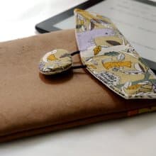 【手作童趣布鈕扣】電子閱讀器保護套 / 電子書收納袋 # 焦糖色