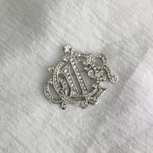 【 日本直送　名牌中古包 】Christian Dior クリスチャン ディオール ブローチ シルバー ストーン エンブレム vintage zymdsu