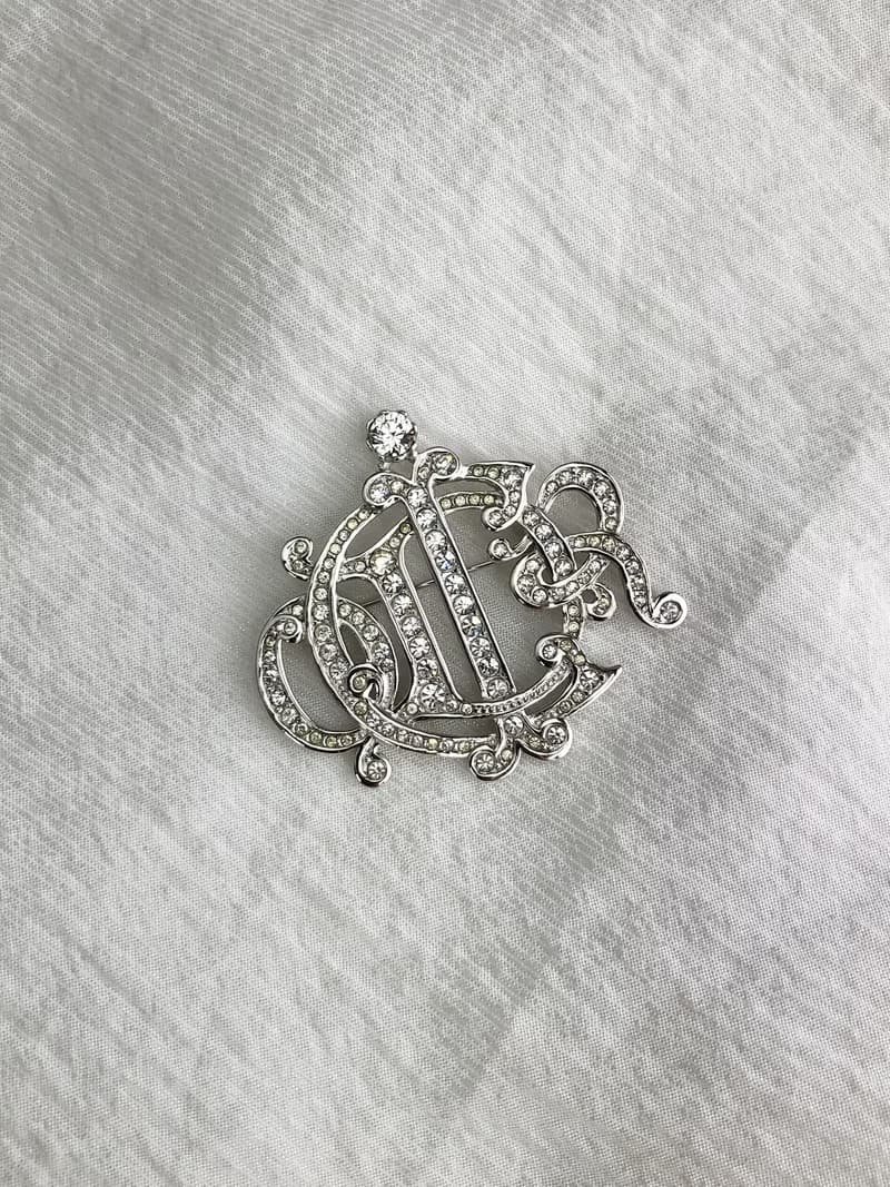 【 日本直送　名牌中古包 】Christian Dior クリスチャン ディオール ブローチ シルバー ストーン エンブレム vintage zymdsu