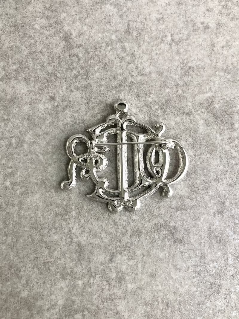 【 日本直送　名牌中古包 】Christian Dior クリスチャン ディオール ブローチ シルバー ストーン エンブレム vintage zymdsu