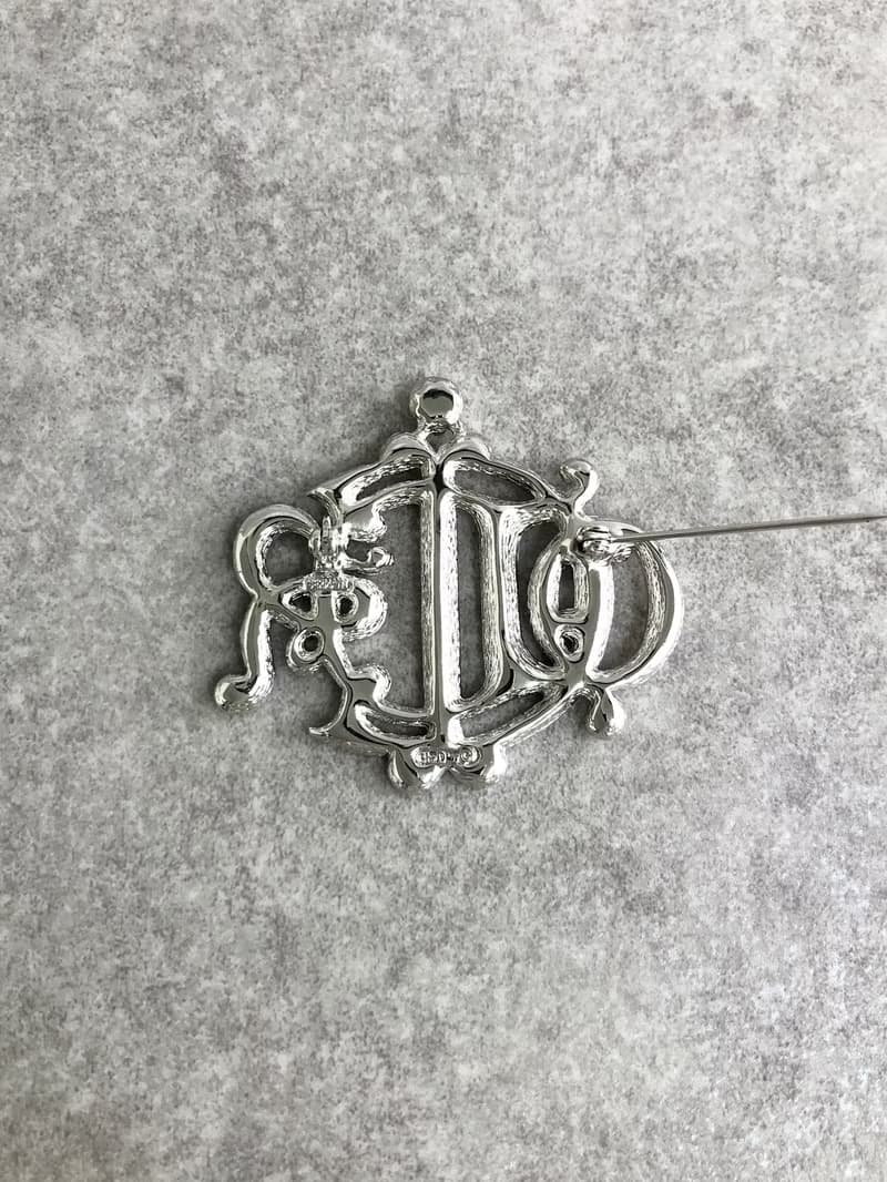 【 日本直送　名牌中古包 】Christian Dior クリスチャン ディオール ブローチ シルバー ストーン エンブレム vintage zymdsu