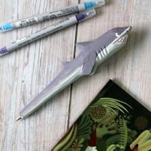 英國進口手工木頭雕刻大白鯊造型黑色原子筆