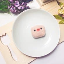 雪球巧克力_羊毛氈酸甜草莓豬 別針