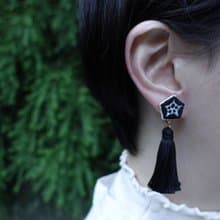 秋葵流蘇・手工刺繡耳環 - 黑