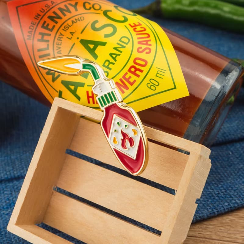 Hot Sauce Pepper Enamel Pin — Turn up the heat | Gift for spice lovers | 塔巴斯哥辣沙司