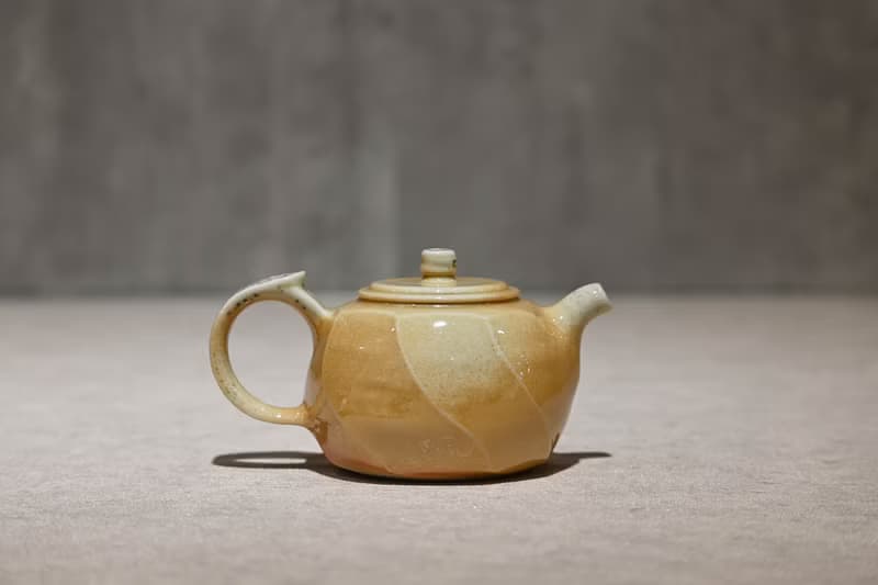 | 210cc | 純瓷茶壺 柴燒瓷壺 手工壺 柴燒壺－經典款【臻麟陶藝