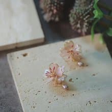 簡約 淡粉色雙層櫻花花朵 淡水珍珠水晶樹脂耳環