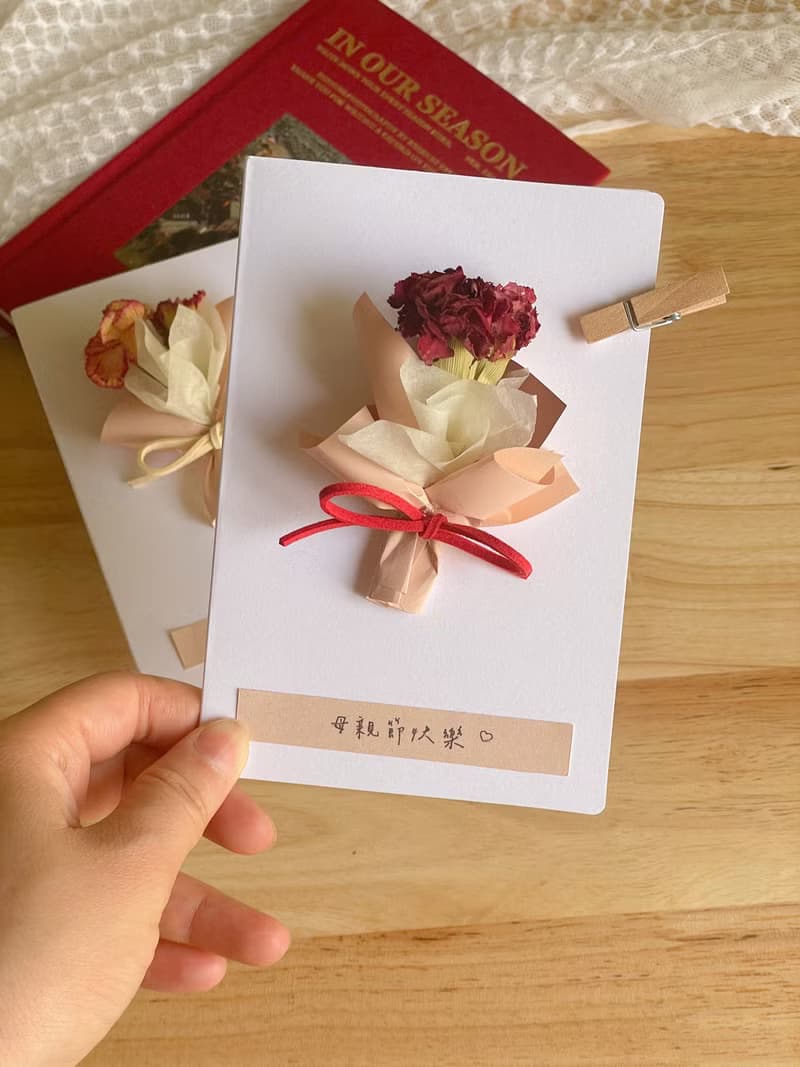 康乃馨飄舞小花束 x 乾燥康乃馨摺頁卡片