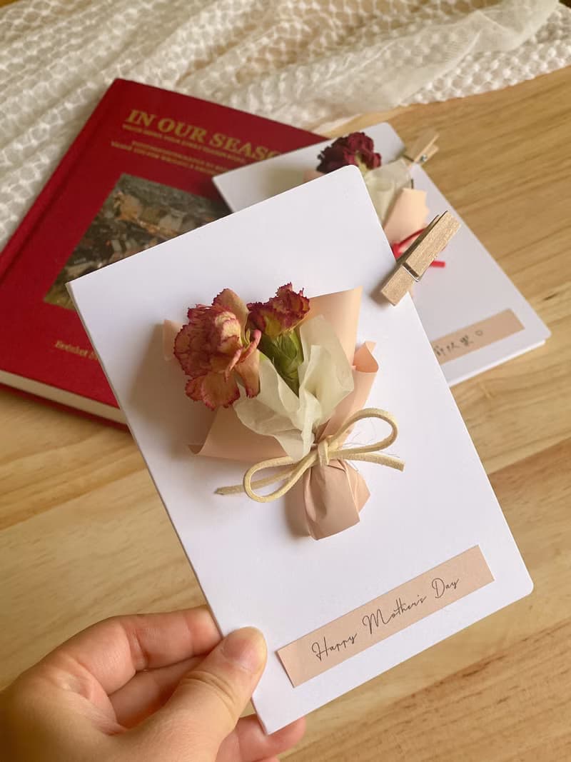康乃馨飄舞小花束 x 乾燥康乃馨摺頁卡片