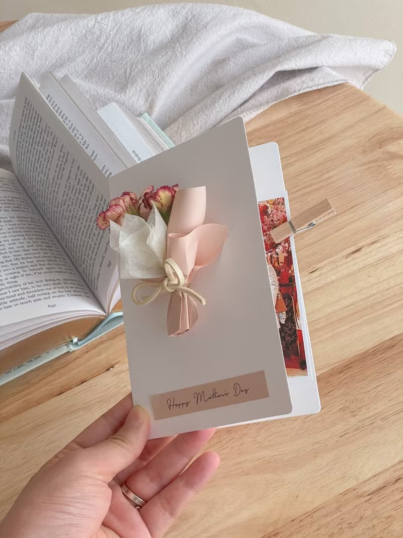 康乃馨飄舞小花束 x 乾燥康乃馨摺頁卡片