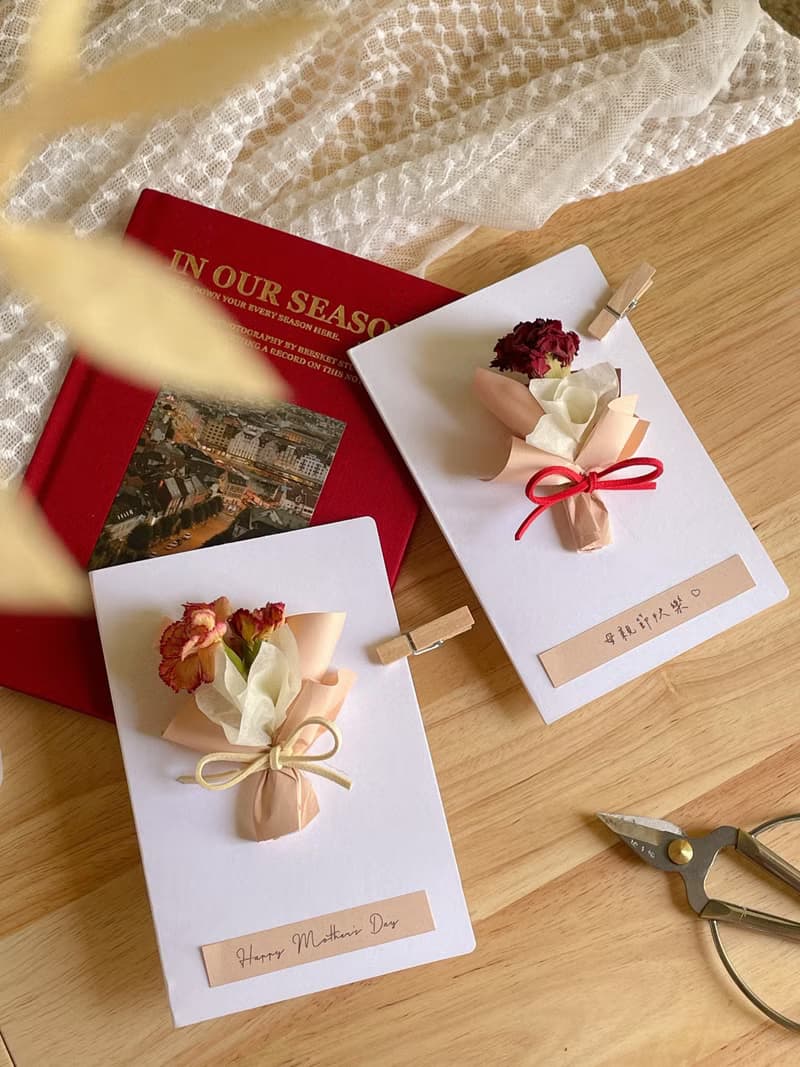 康乃馨飄舞小花束 x 乾燥康乃馨摺頁卡片