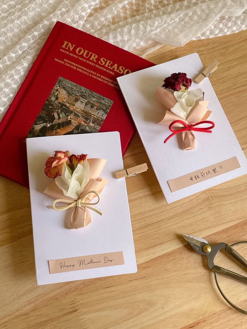 康乃馨飄舞小花束 x 乾燥康乃馨摺頁卡片