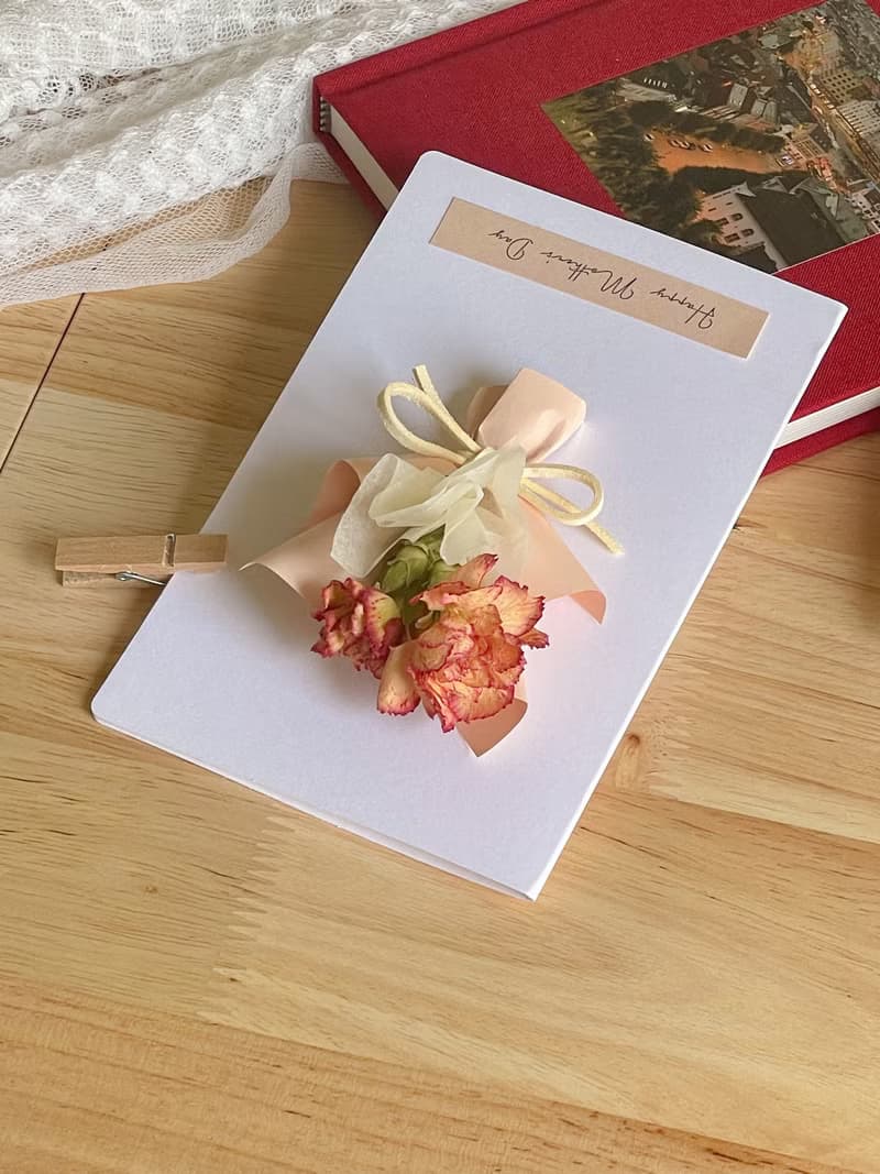 康乃馨飄舞小花束 x 乾燥康乃馨摺頁卡片
