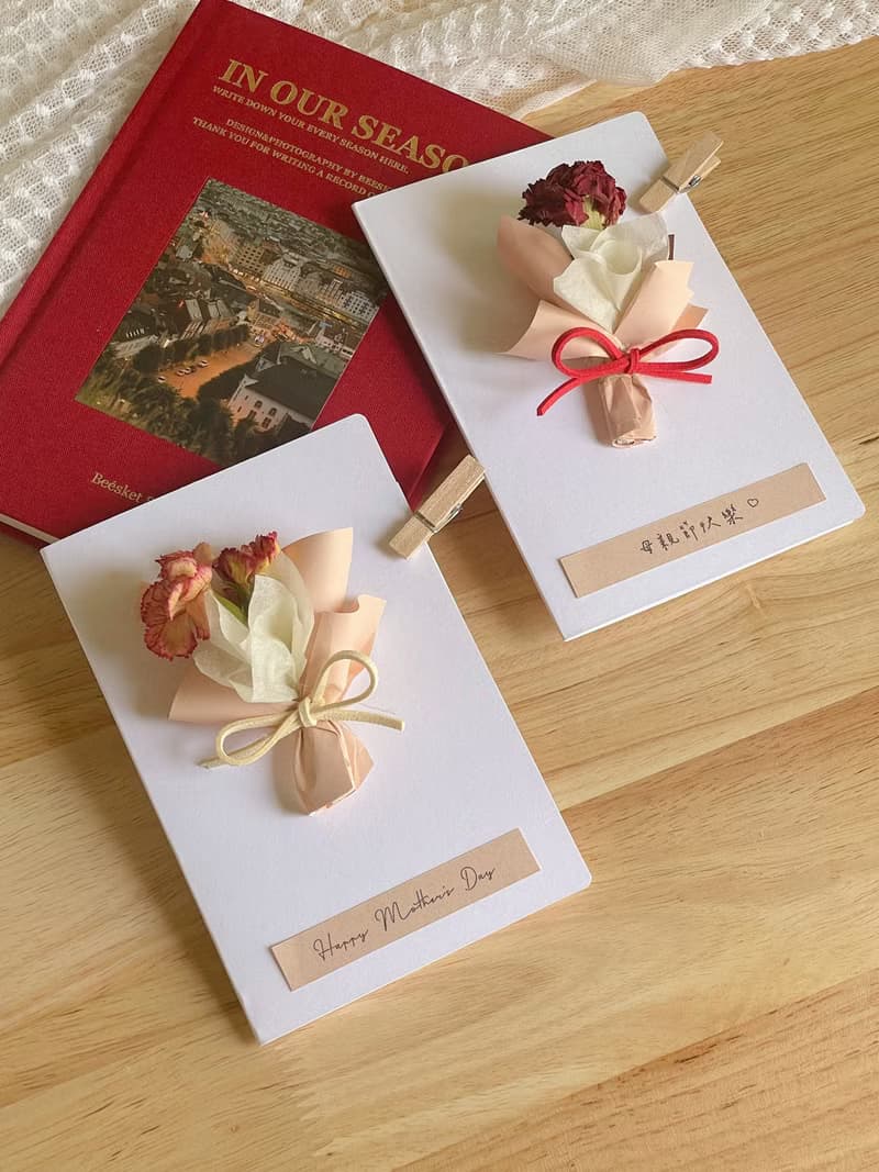 康乃馨飄舞小花束 x 乾燥康乃馨摺頁卡片