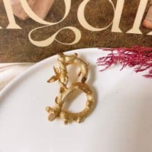 【西洋古董飾品】Sarah 細緻刷沙金掐絲深刻紋英文字母 B胸針胸章
