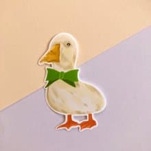 防水鴨鴨貼紙 - 手繪可愛動物插畫 - 綠色蝴蝶結 - 筆電/行李箱裝
