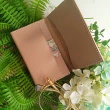 本革－手縫いの名刺入れーベージューリバティーピンク花柄