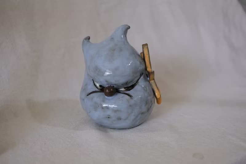 被襲擊的小惡魔 - 手捏陶瓷雕塑、擺飾