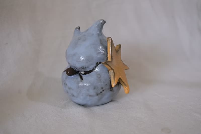 被襲擊的小惡魔 - 手捏陶瓷雕塑、擺飾