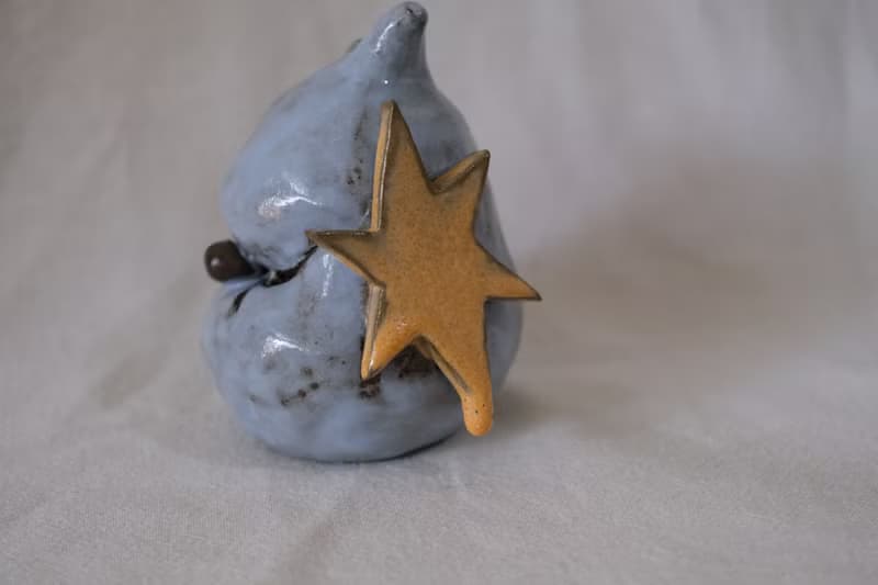 被襲擊的小惡魔 - 手捏陶瓷雕塑、擺飾