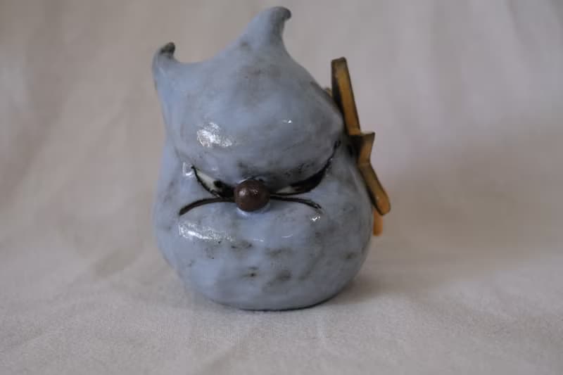 被襲擊的小惡魔 - 手捏陶瓷雕塑、擺飾